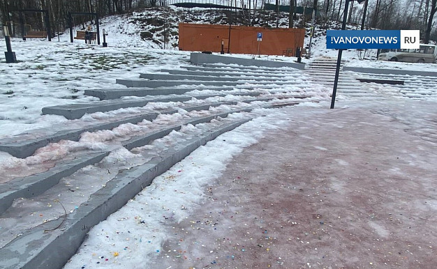 С плитки на площади в Наволоках слезает краска 